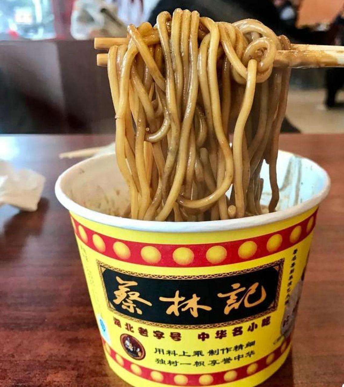 最能代表武汉小吃的就是热干面了,武汉人的早餐,热干面是最平常的面食