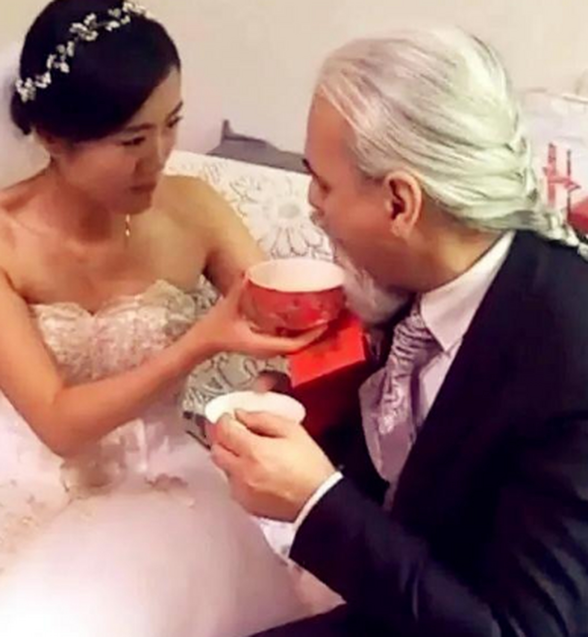 美女嫁给外国老头,图什么呢?