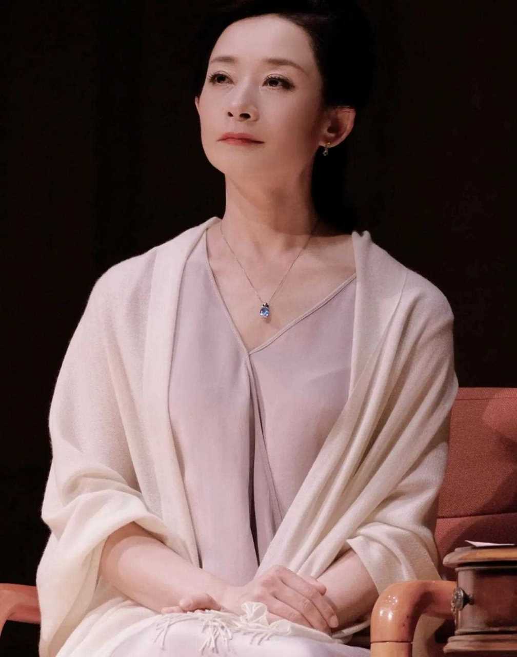 最适合演李清照的女星师悦玲,身穿淡紫色长裙配披肩清冷高雅,美得宛如