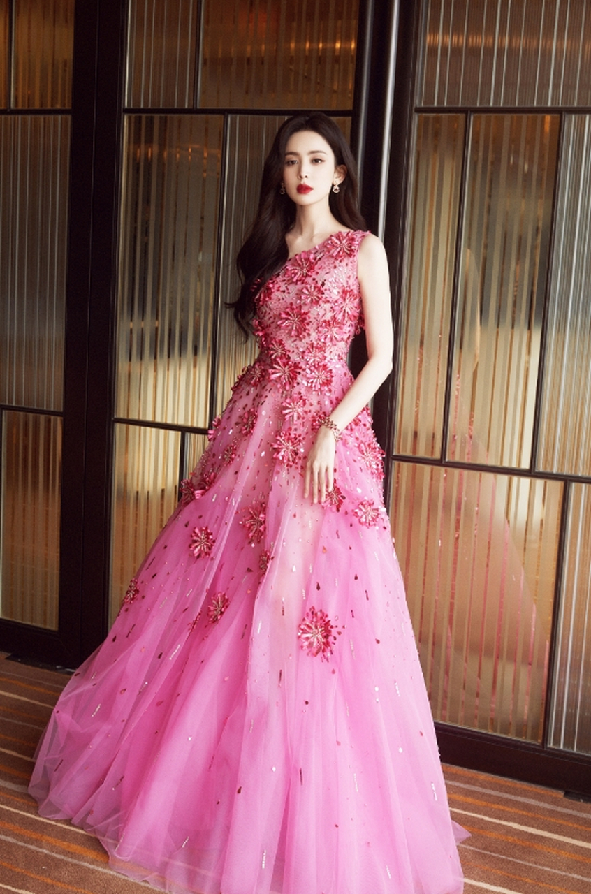 肤白貌美大长腿的#古力娜扎# 貌若桃花,妙曼身材,肌肤水嫩,吹弹可破