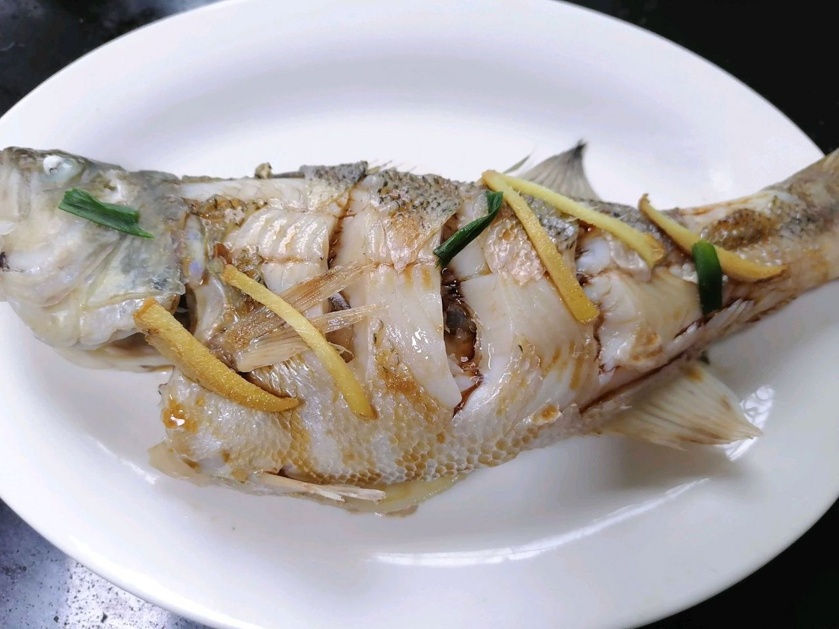 葱油鲈鱼 鲈鱼肉质洁白肥嫩,细刺少,无腥味,味极鲜美,富含丰富的蛋白