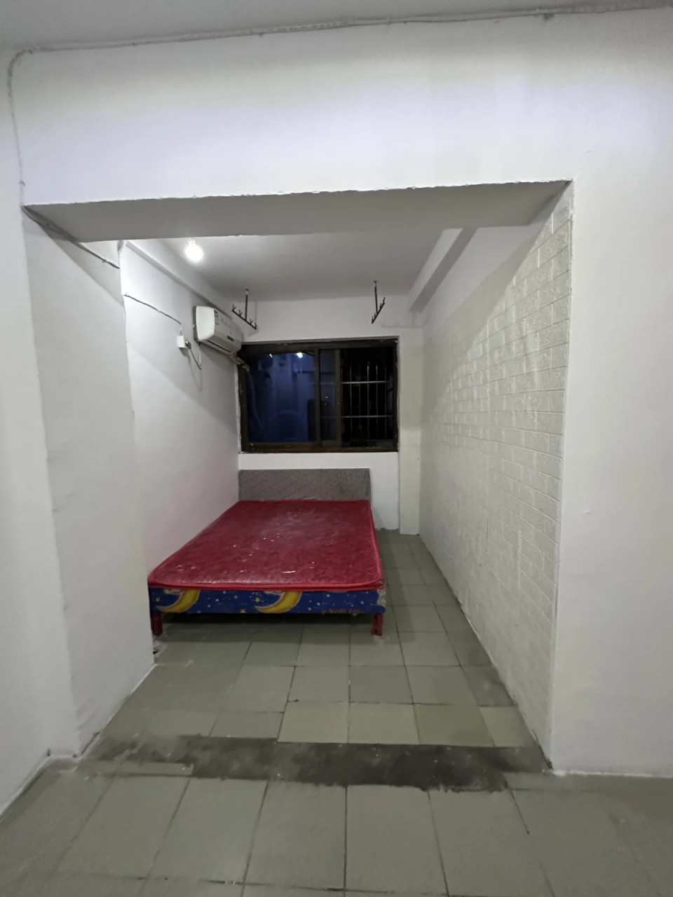 在北京租房真的太难了,1000块只能租到这种半地下室的房子.