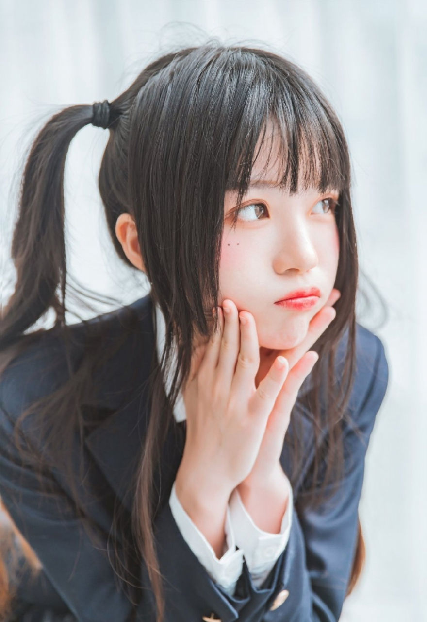 扎着双马尾辫的美女学妹,jk制服穿在身上将天真烂漫的学生气质展现得