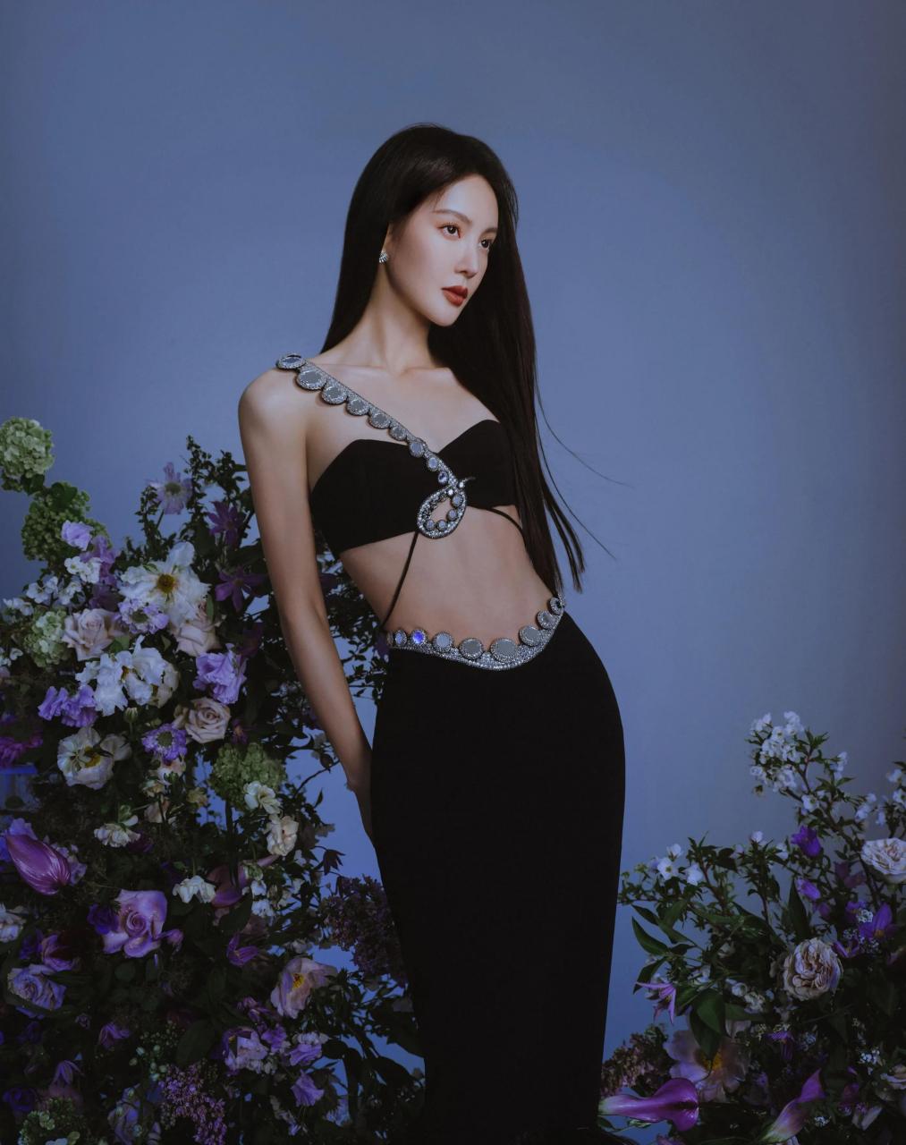 金晨微博之夜自带盒饭,说上次差点饿死,网友:你那一盒,我宁愿饿死[笑