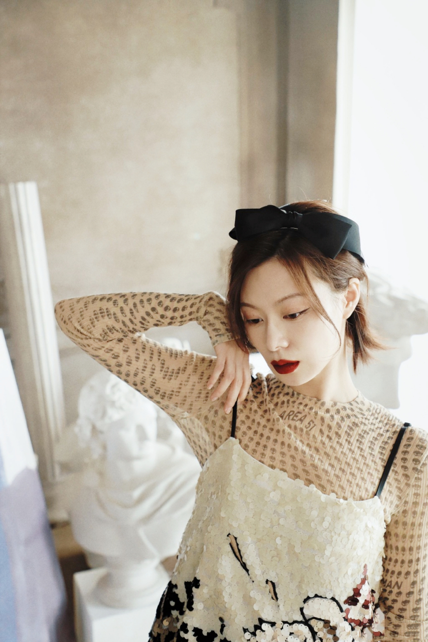 王汀:这一身造型演绎出了完美的艺术色彩.