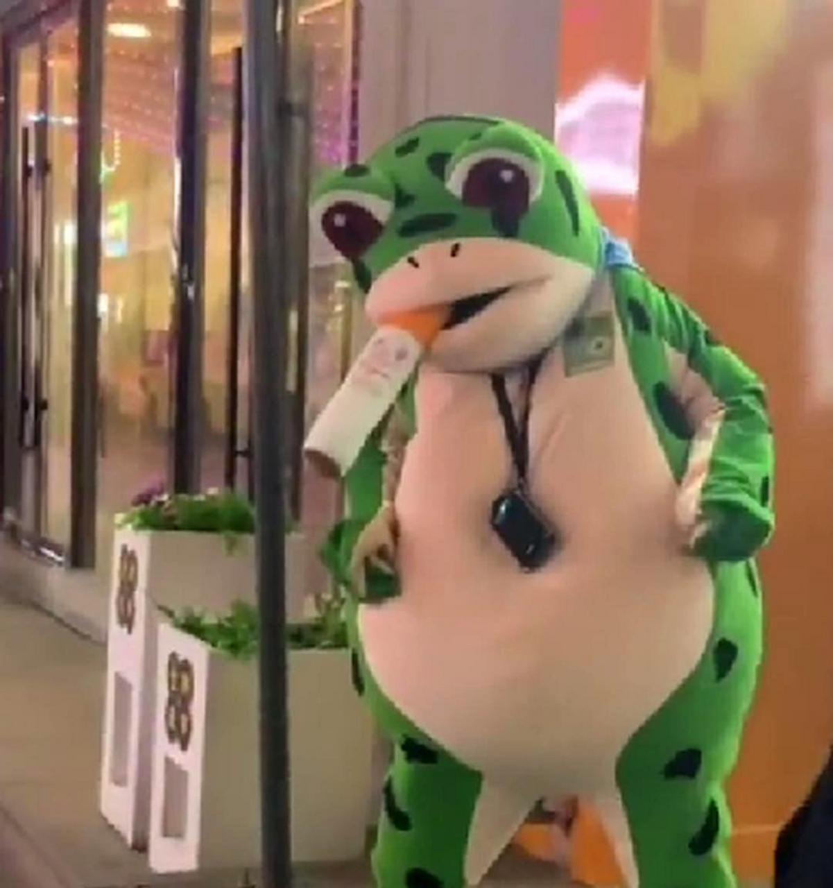 蛤蟆没想到自己能抽烟.