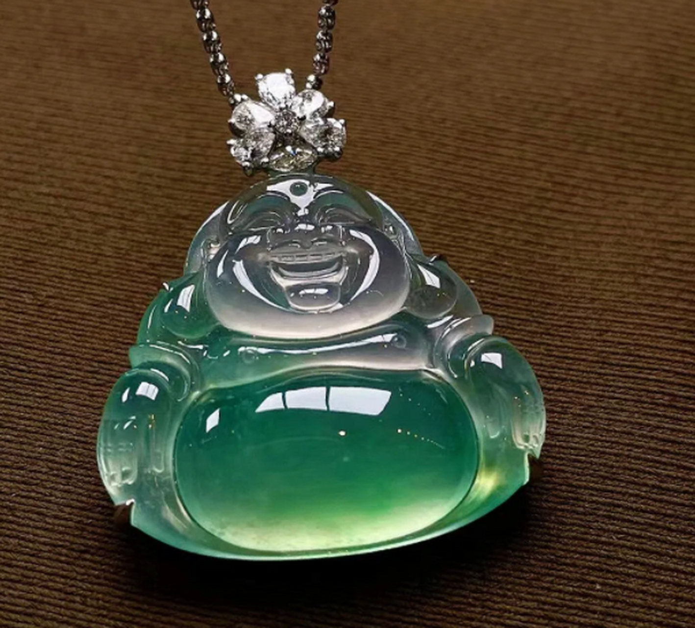 点击头像看直播##翡翠# 这枚玻璃种飘绿的翡翠佛公,素件造型,清透