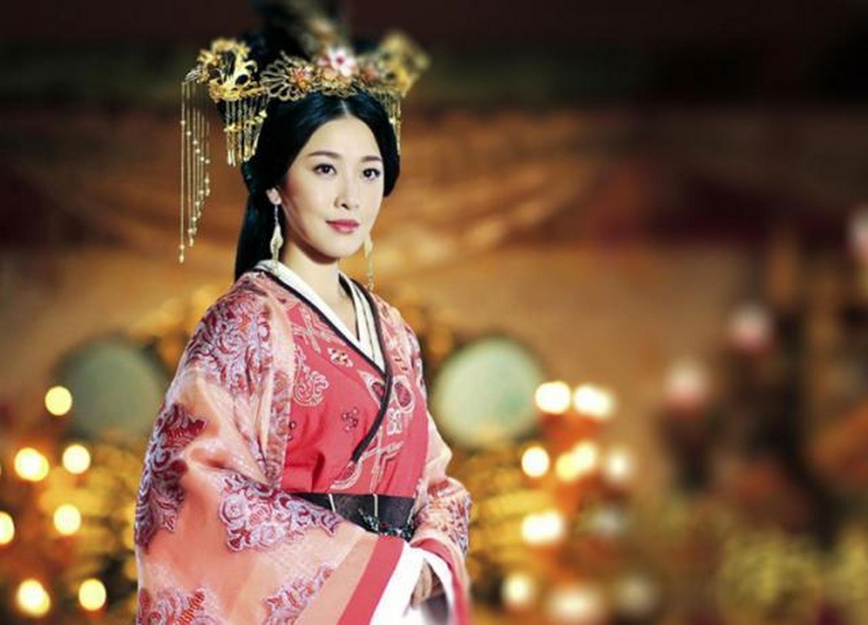 李夫人出生倡家,能歌善舞,倾国倾城,汉武帝对她非常痴迷,两年她生下皇