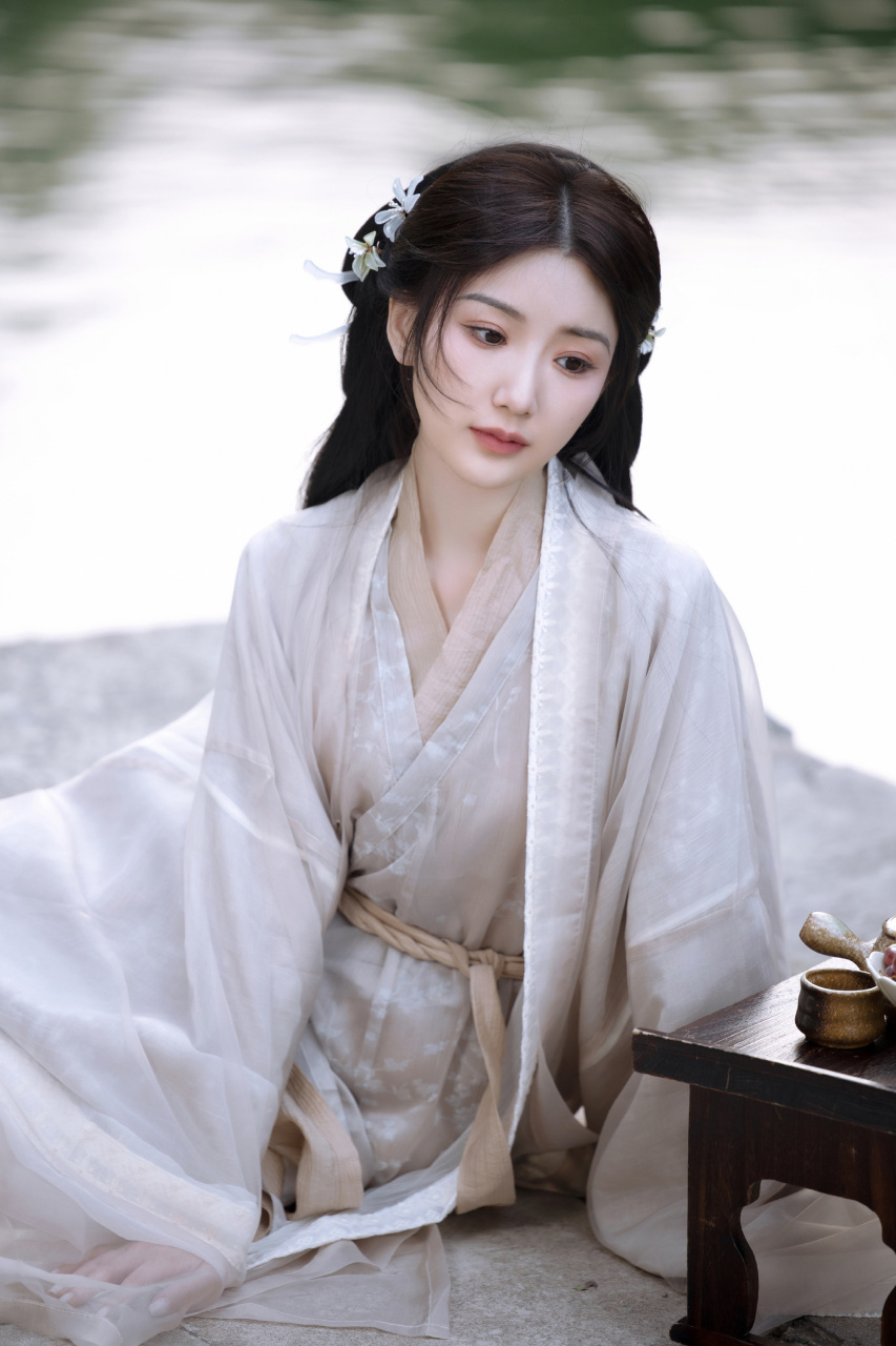 这组照片中,毛晓彤身着古装,宛如画中人一般,温婉可人.