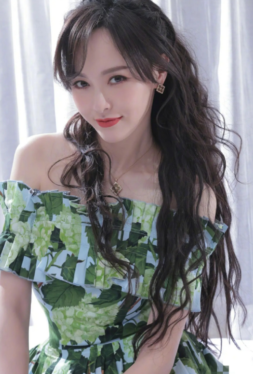 唐嫣身穿绿色的长裙子好漂亮 罗普娶到开心坏了吧