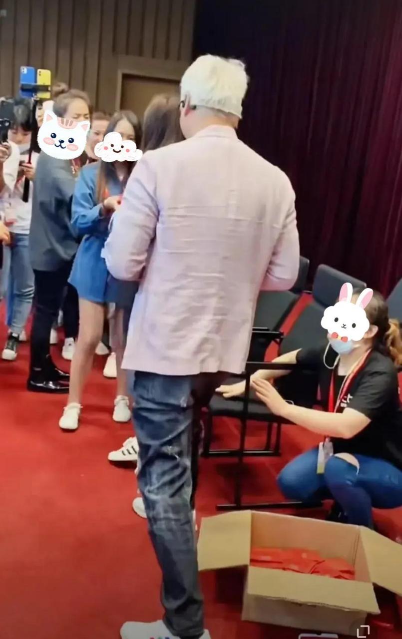 gif创作人# "林瑞阳62岁了,189的身高双腿打封闭针,站都站不稳,还在