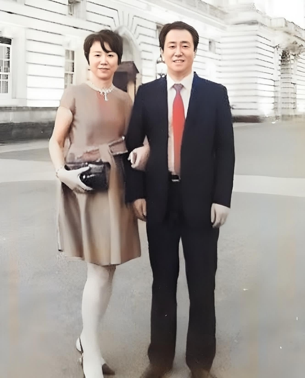 许家印和他的妻子丁玉梅年轻时的甜蜜时刻!