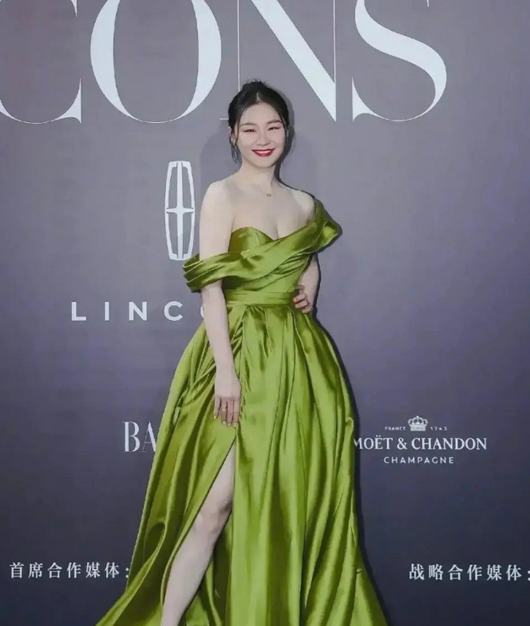 金靖拍男人装,泡面头,蕾丝装,摆高难度瑜伽动作,好迷人!