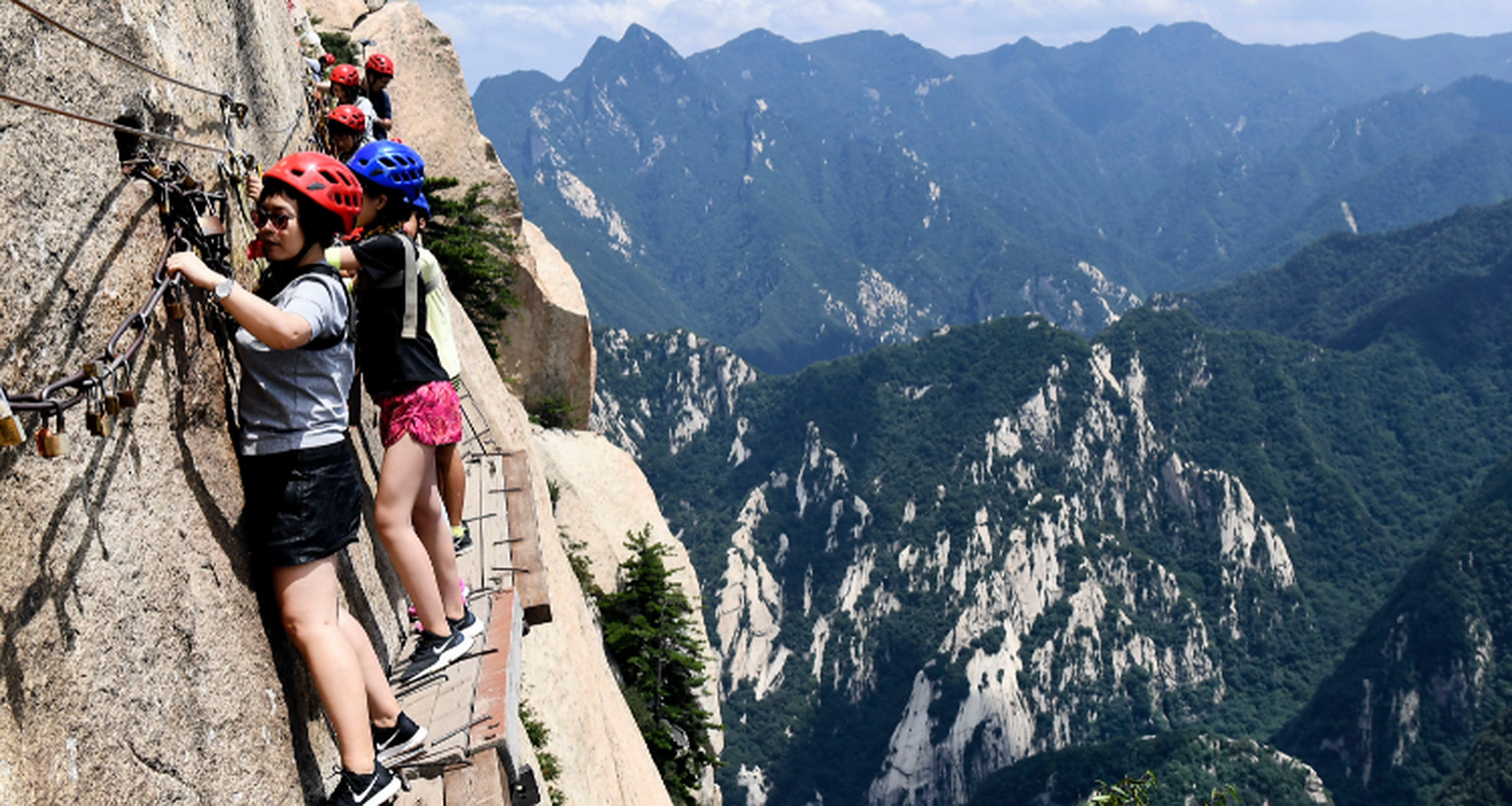 全球最吓人到栈道 华山长空栈道 华山一直是道士,佛教徒或其他信仰者