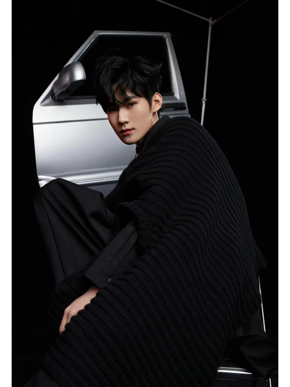 all black穿搭酷帅有型 张真源4新穿搭分享来啦 黑色斗篷搭配厚底大头