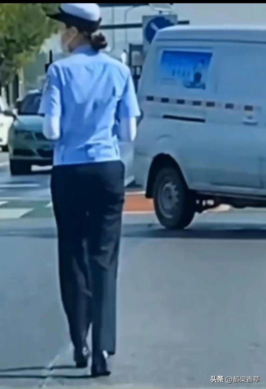 执勤女交警因佩戴防晒袖,穿着高跟鞋,走路姿势被网友指责招蜂引蝶」