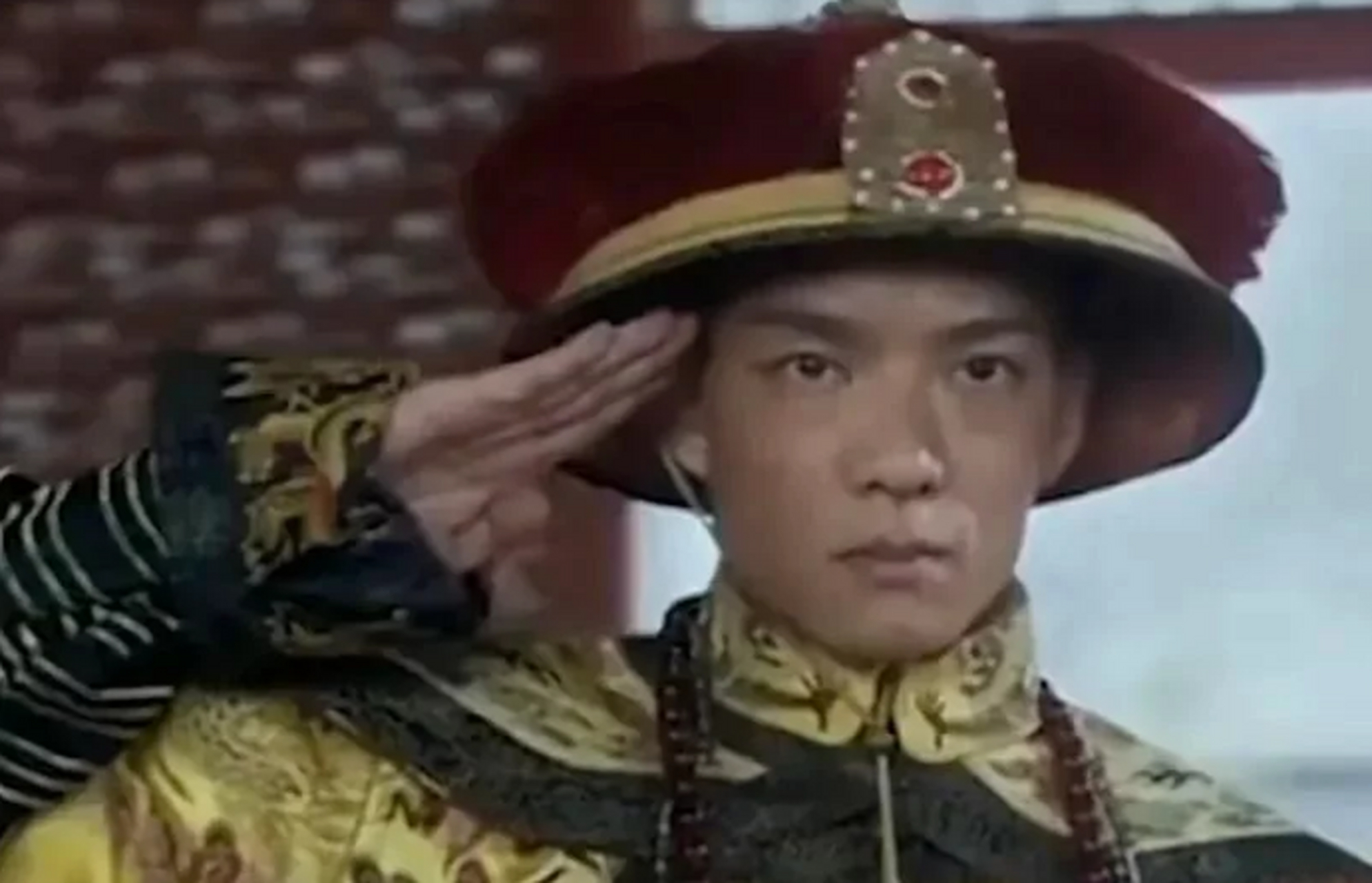 黑成炭的李沁,敬军礼的皇帝,墙壁上的女人,这些剧在逗观众玩吗