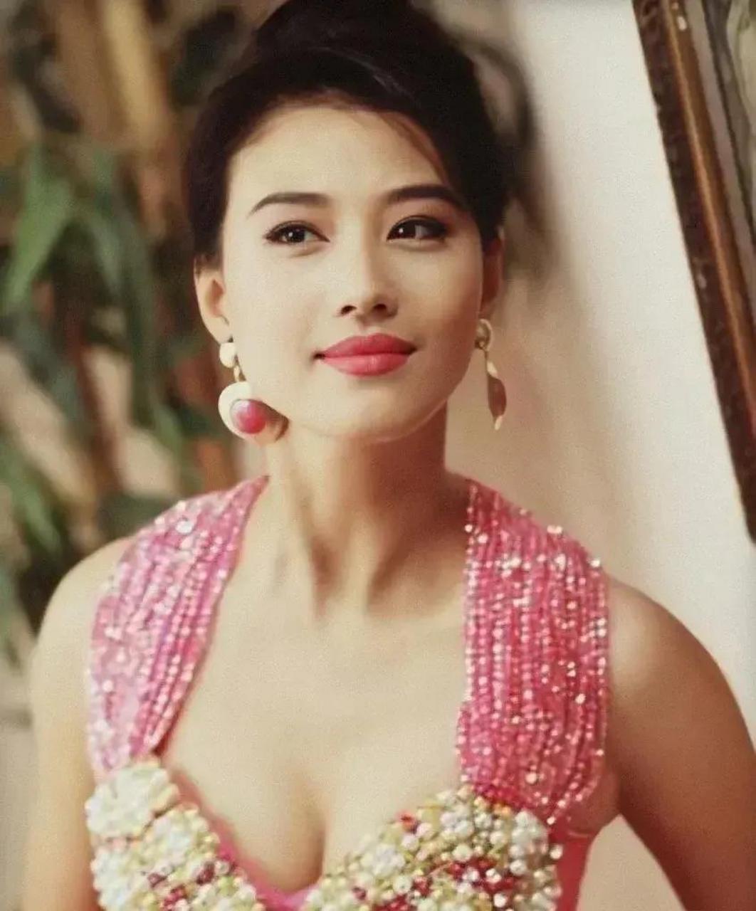 上世纪90年代,周海媚以一张美艳动人的照片走进了大众的视野.