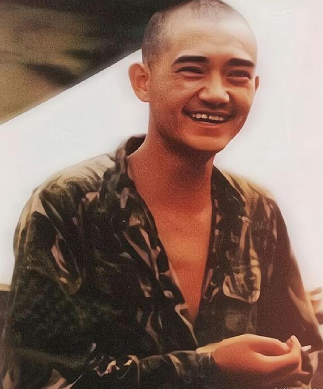 在这张照片中,荣伟满脸笑容,双眼充满希望,给人一种坚毅的感觉!