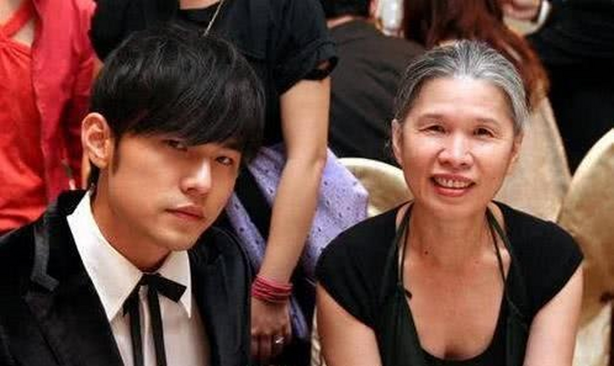 周耀中 ,又名周耀宗,因为是大名鼎鼎的周杰伦父亲备受关注,大家都知道