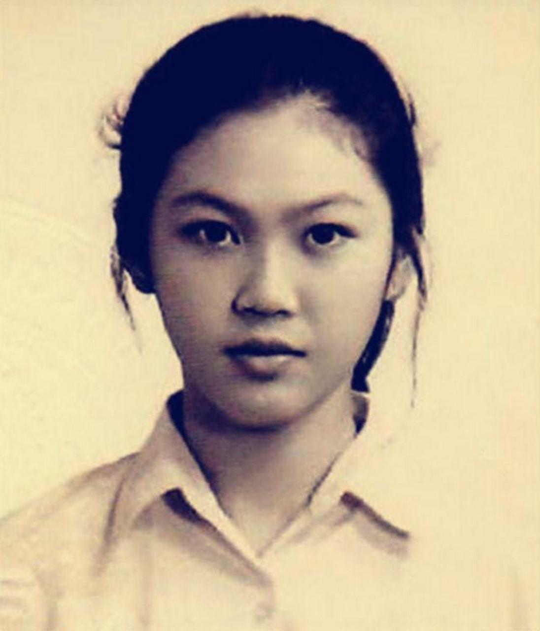 这张照片是英拉·西那瓦年轻时的照片,可见这一时期的她美得不可方物.