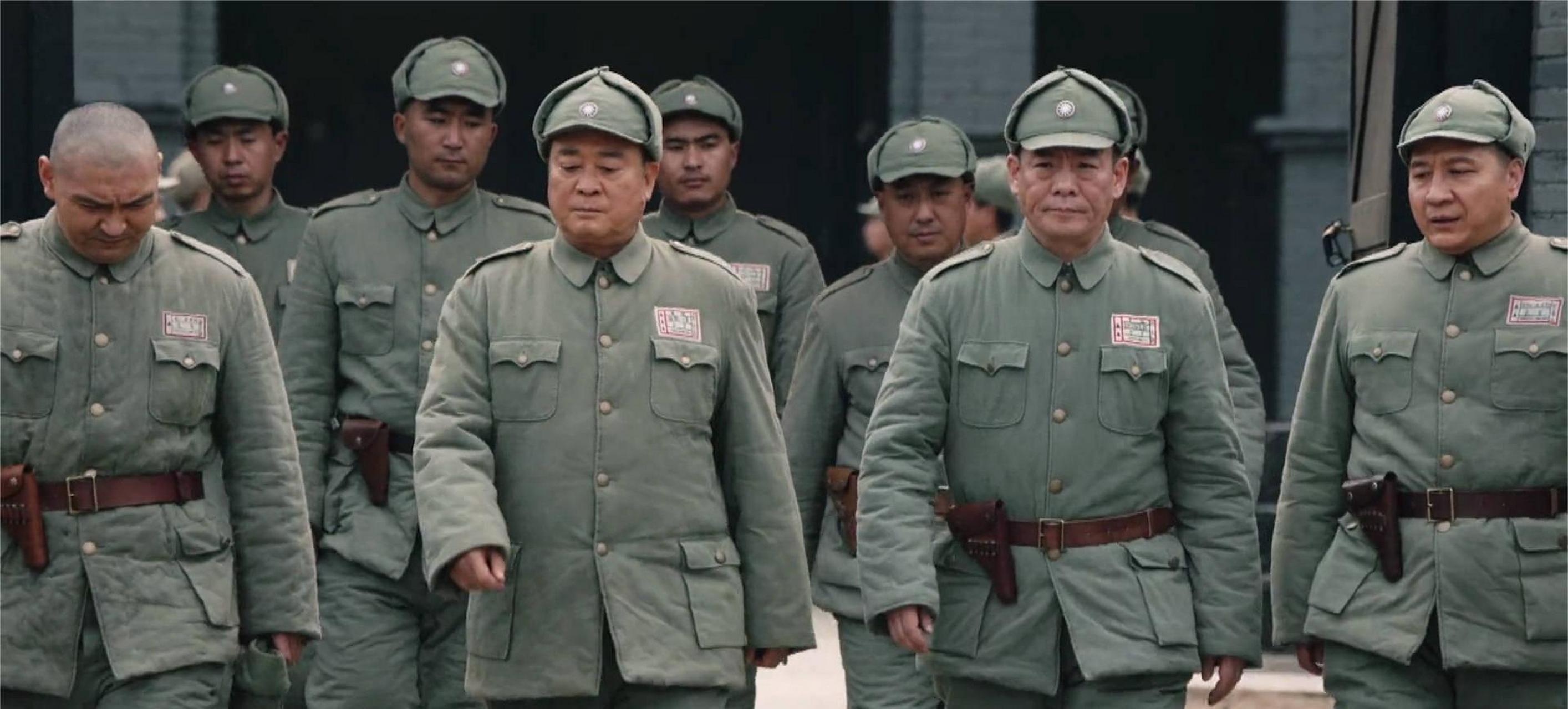 1948年12月24日,孙兰峰穿着普通士兵服装,混在俘虏堆里,解放军战士