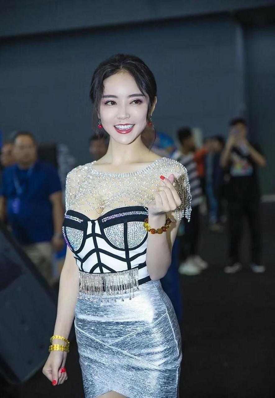 最美车模潘春春