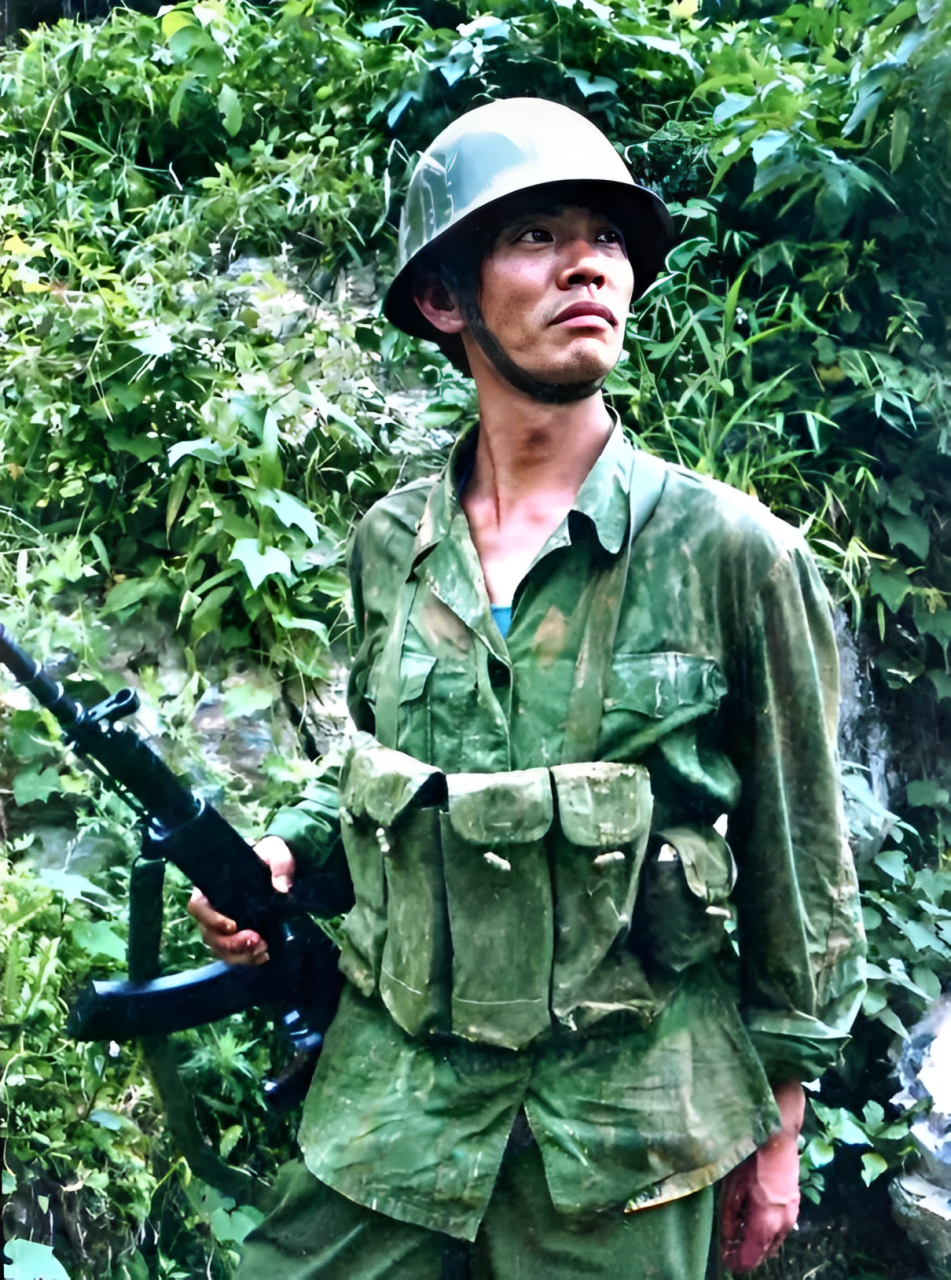 这是80年代,老山战役中,一名手握81式自动步枪的解放军战士!