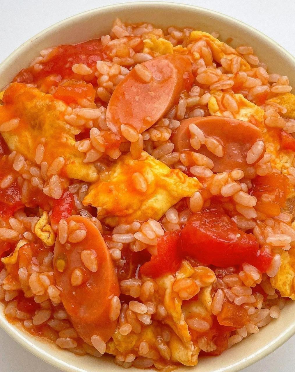 番茄鸡蛋烩饭 02食材 2个鸡蛋,火腿肠,番茄,米饭 996993做法