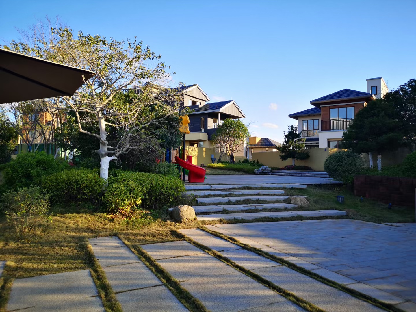 因为他常常会被"不好意思"所绑架,不愿批评 人,更不敢布置工作