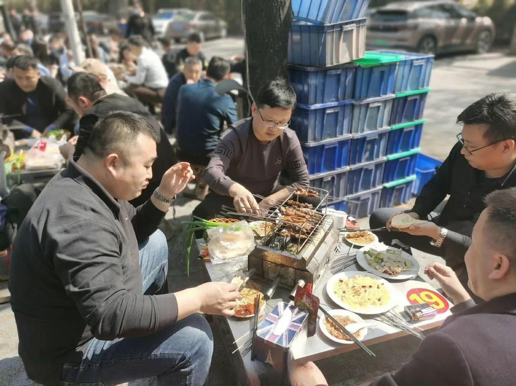 白酒# 广东一家8口坐飞机去淄博喝酒吃烧烤,撸完串喝完酒后准备结账