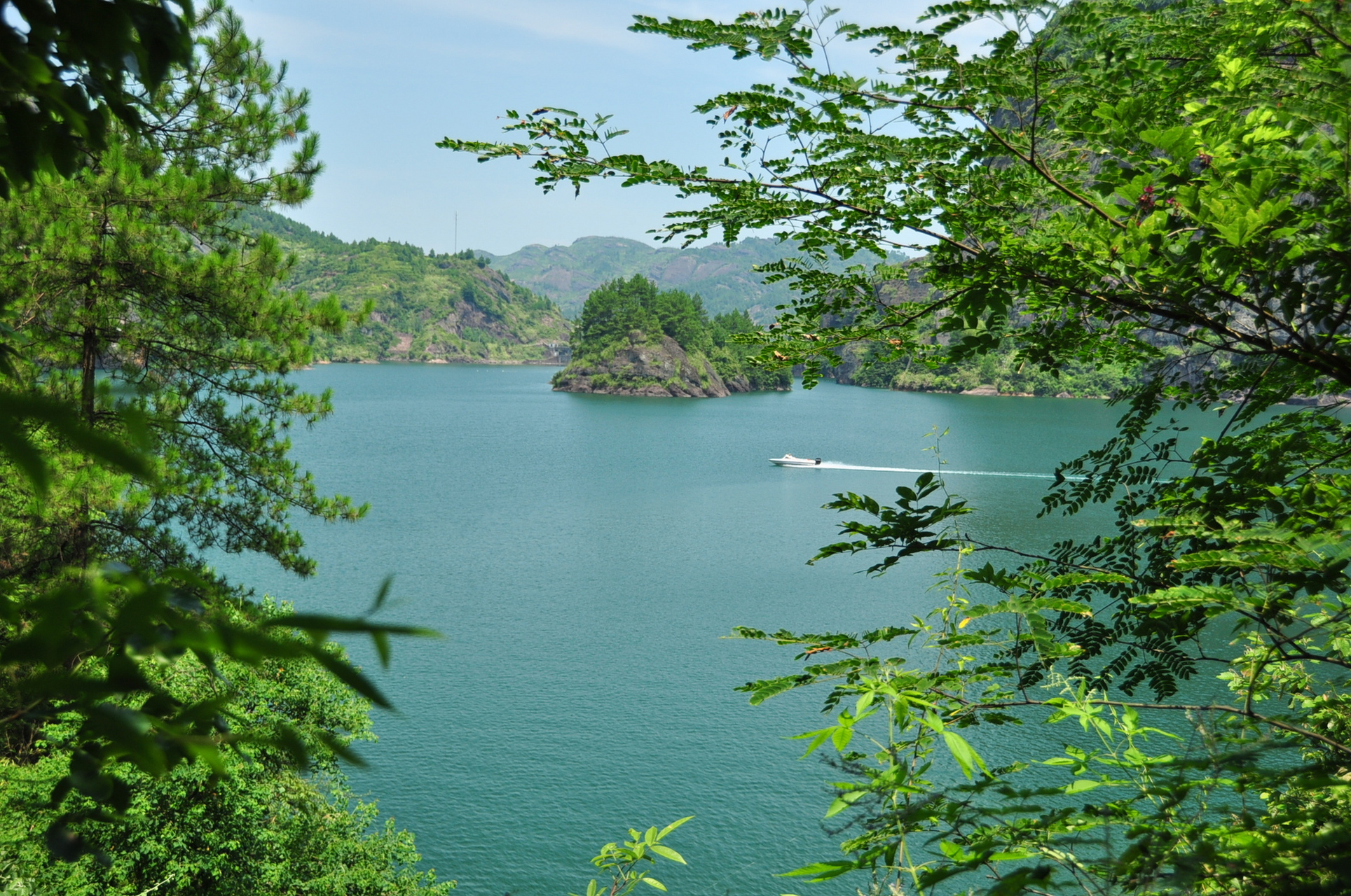 九仙湖,这里的生态环境被保护得很到位,湖水清澈见底,湖光山色,真是一
