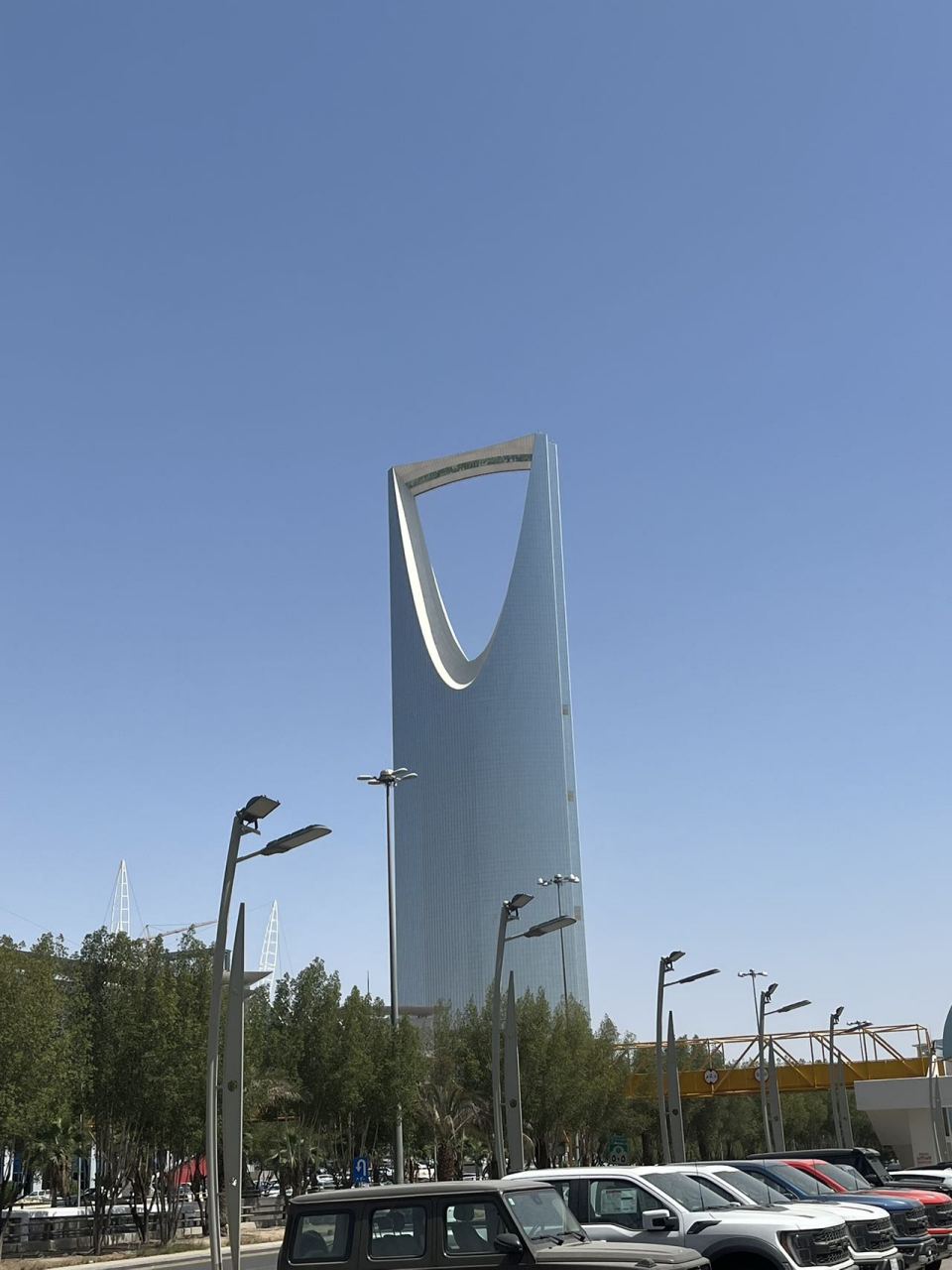 从100层的王国大厦俯瞰整个利雅得,先坐电梯到77层,然后换乘电梯到100