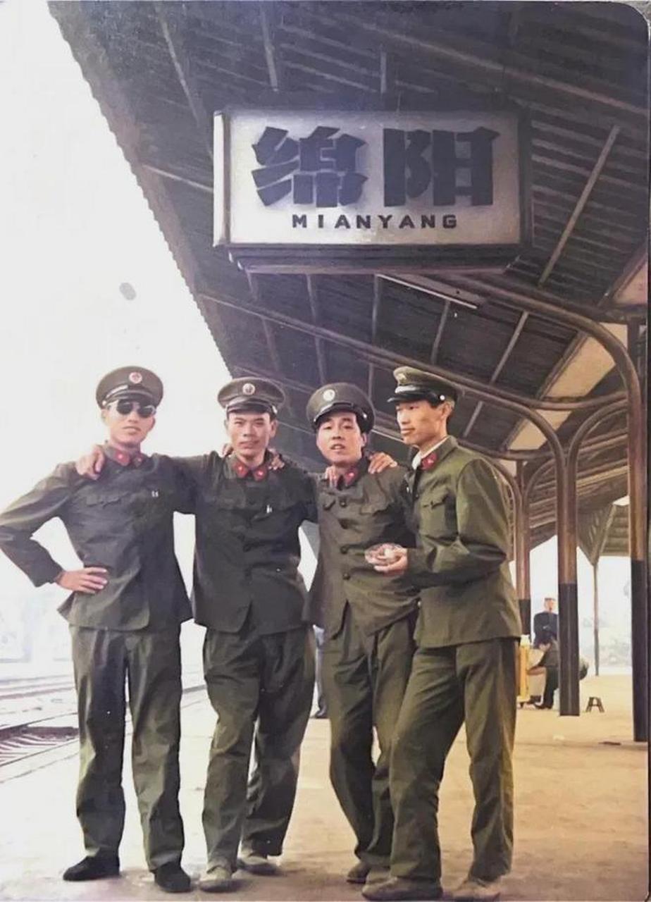 在上个世纪80年代,四位年轻的军人在四川绵阳火车站前聚在一起合影