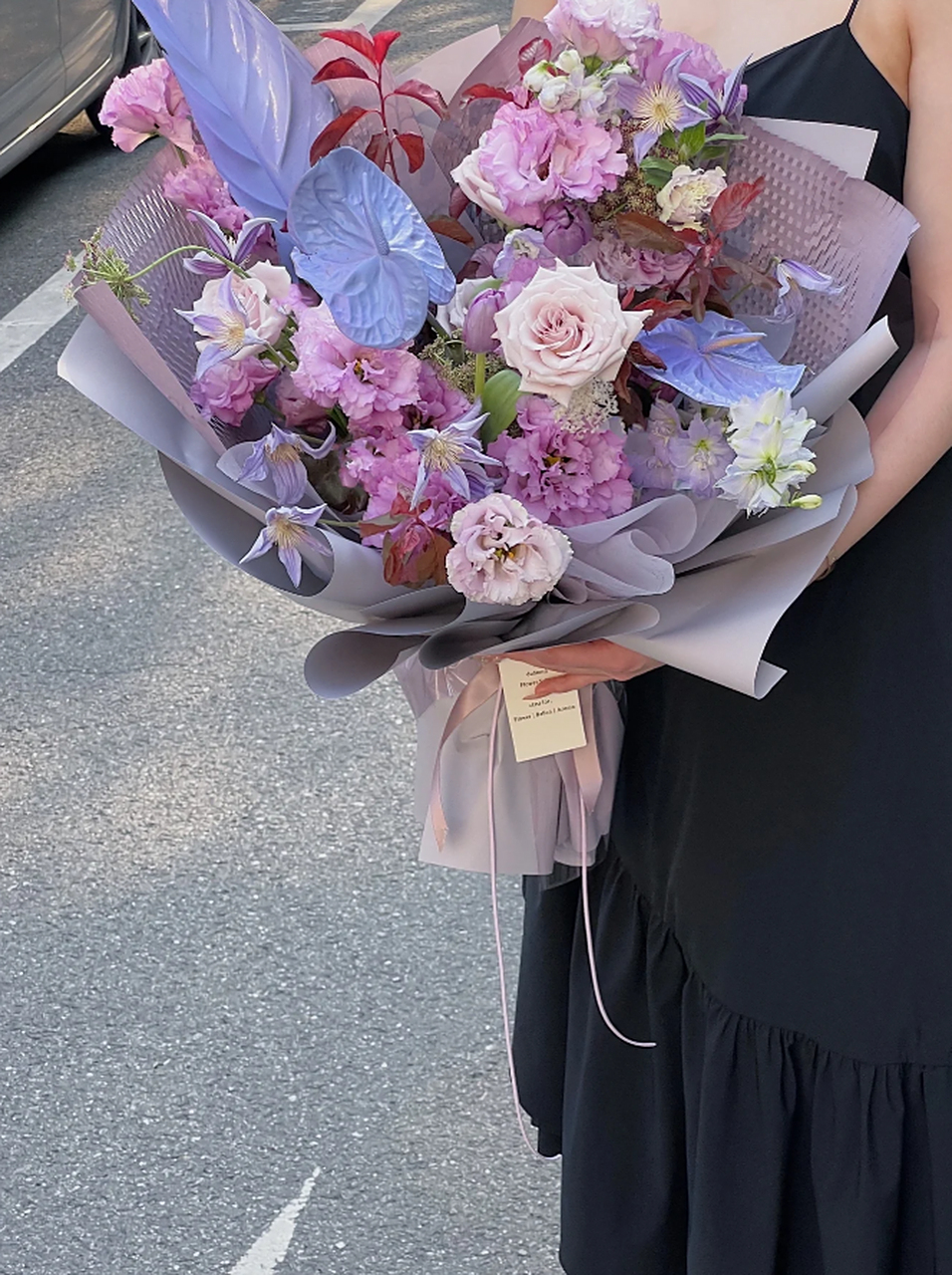 紫色高级感花束:展现优雅与浪漫 这款花束以简约而精致的设计为主