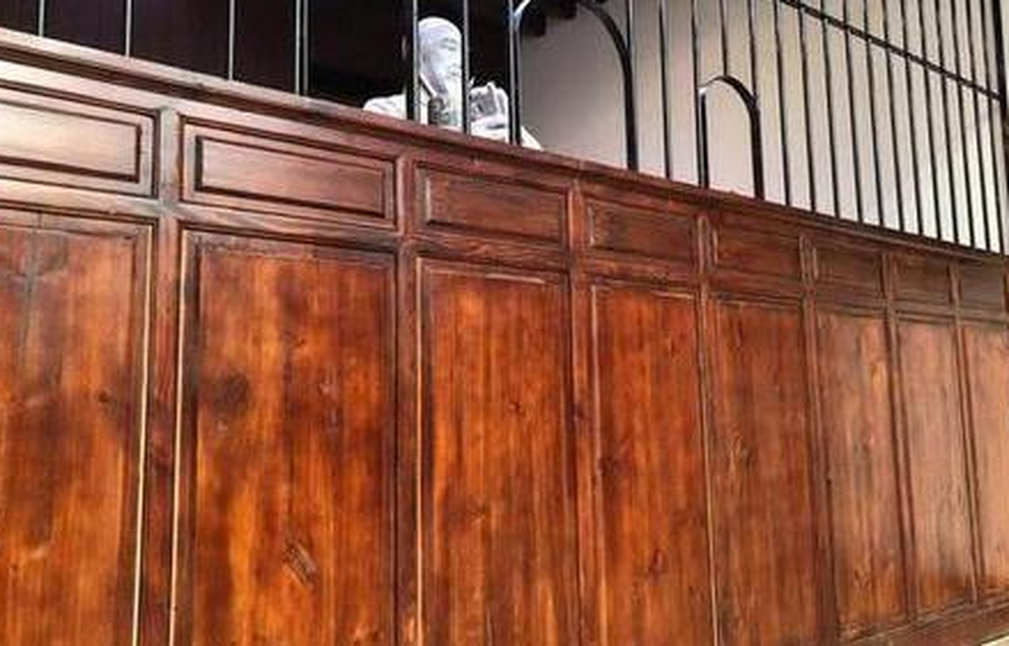 古代当铺柜台前都有个大木板,叫"遮羞板",主要目的之一是?