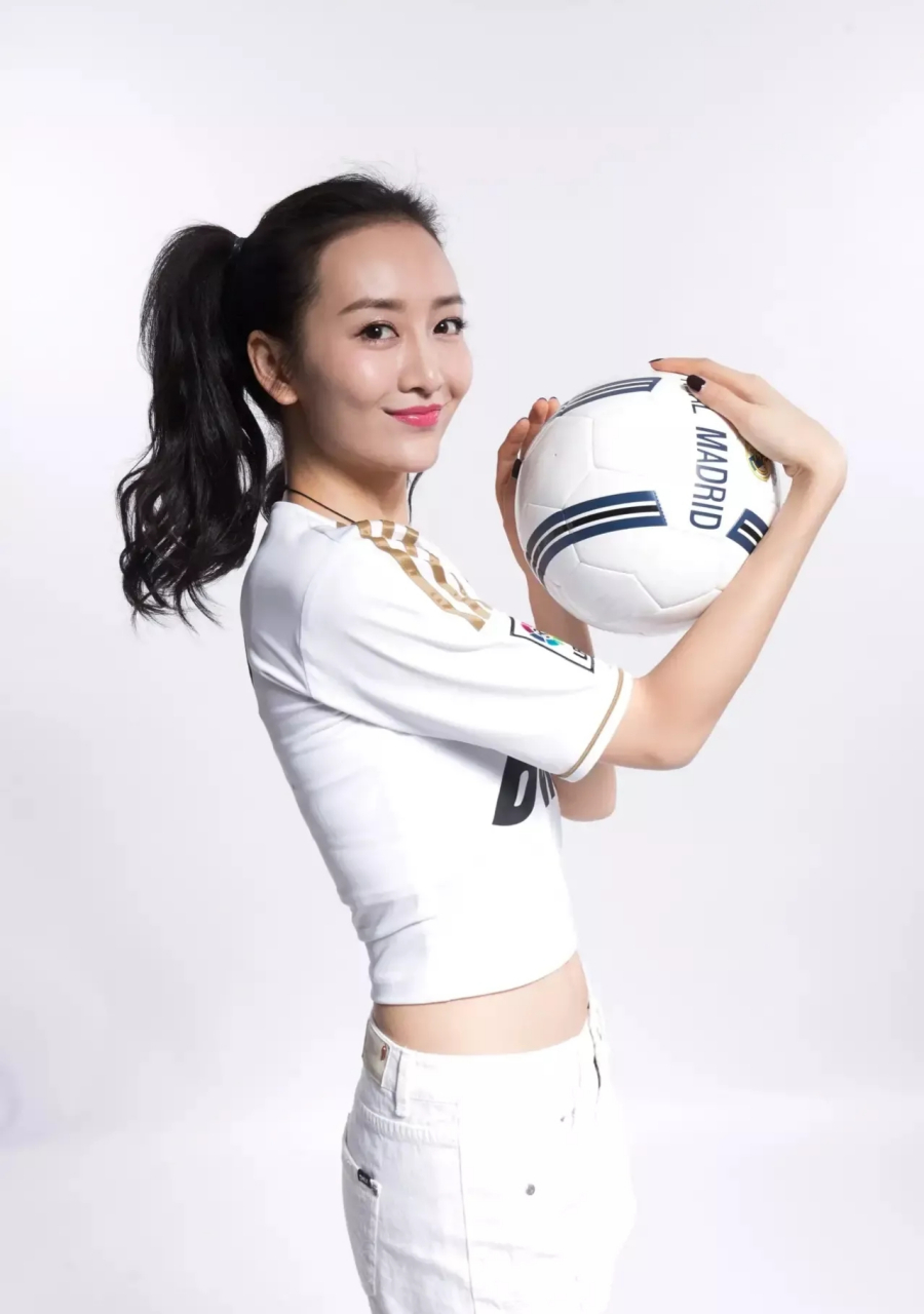 王鸥icon最新造型,扎高双马尾辫青春活力,魅力四射!