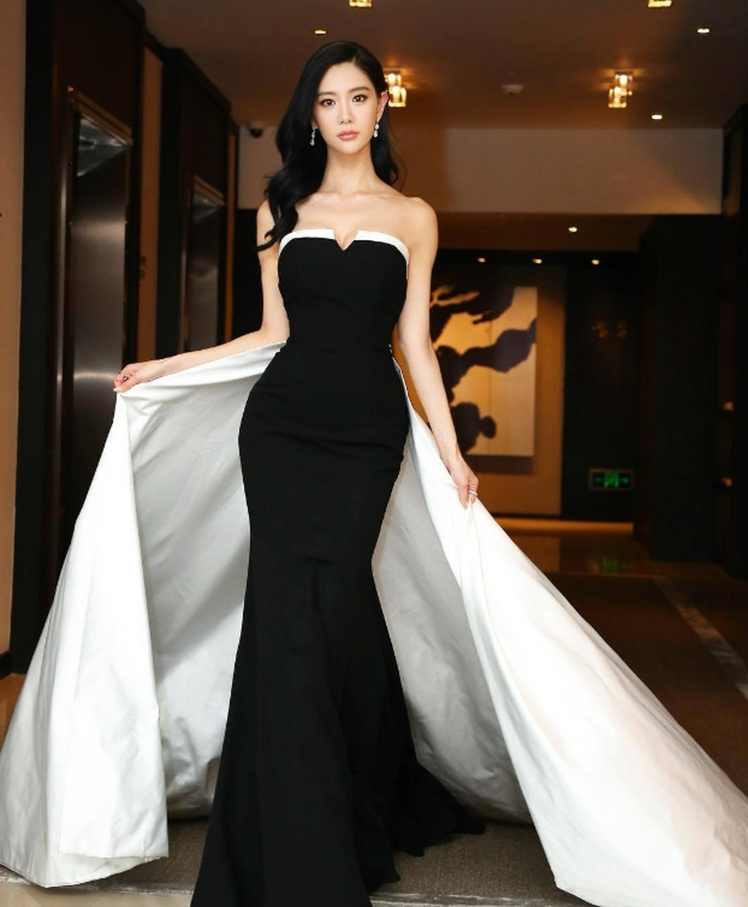 性感妩媚的#李成敏#,雪肤玉貌的容颜,丰满傲人的事业线,吸人眼球,婀娜