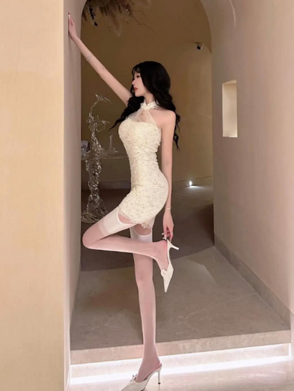 美女这蕾丝包臀裙加上白色丝袜,简直性感到爆炸啊