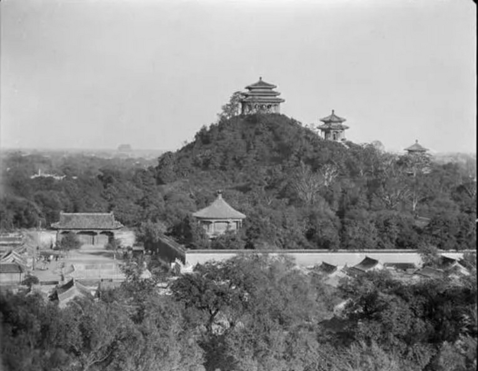一个清末时北京煤山的远景,煤山因为崇祯皇帝自缢而闻名.