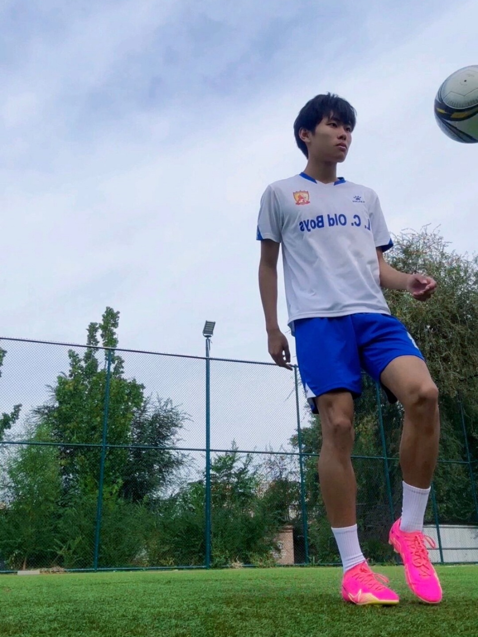 踢足球的男生最帅