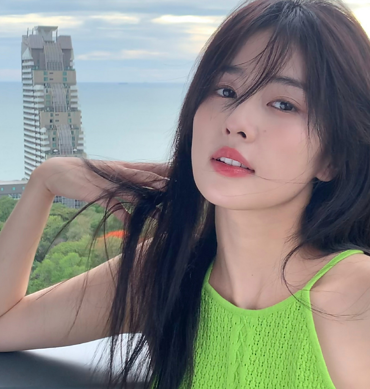 白鹿还真不把我们当外人啊,相机怼脸素颜照说发就发,真是有颜任性