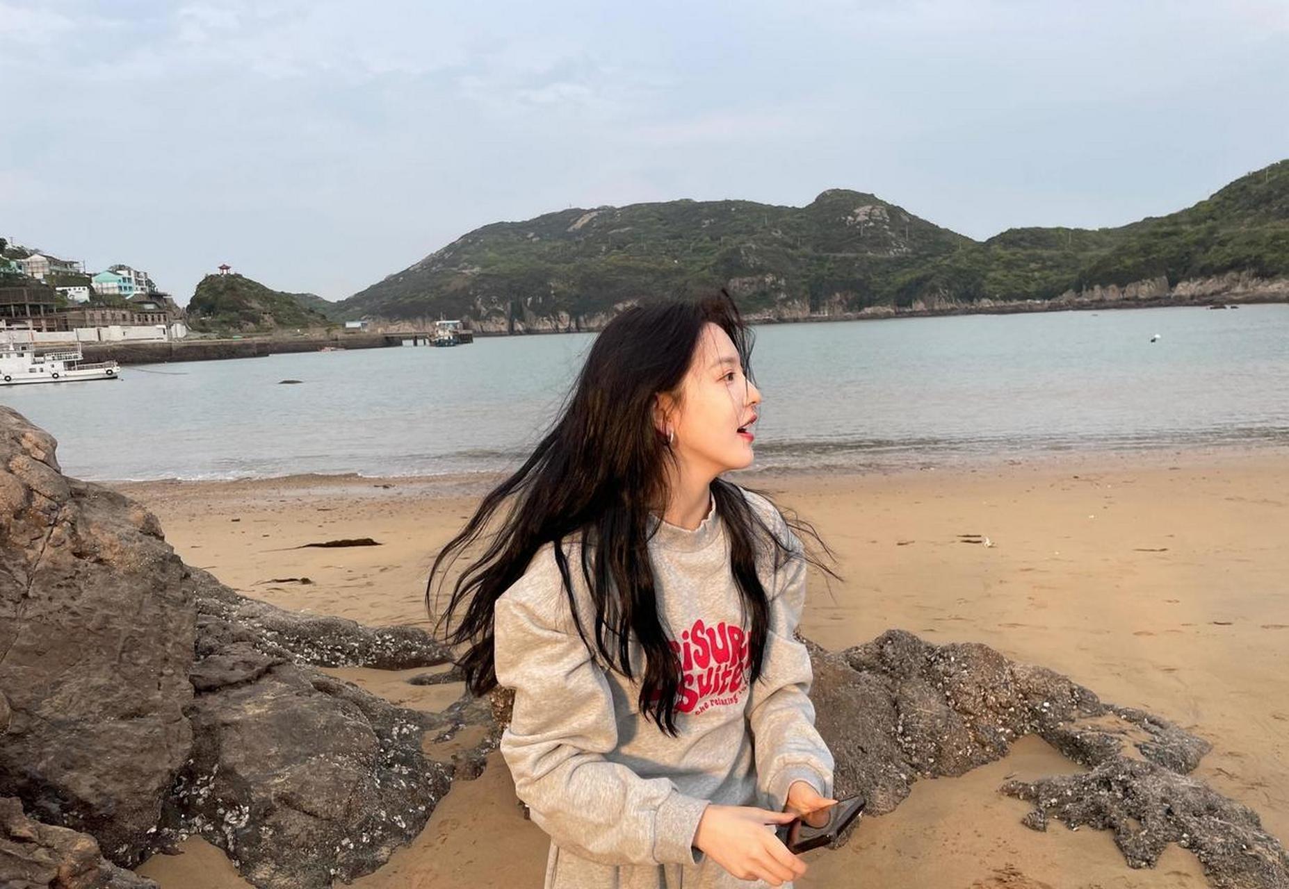 百家号星火计划# 章若楠才是少女风代表,穿黑色泡泡袖皮裙出镜,扎双