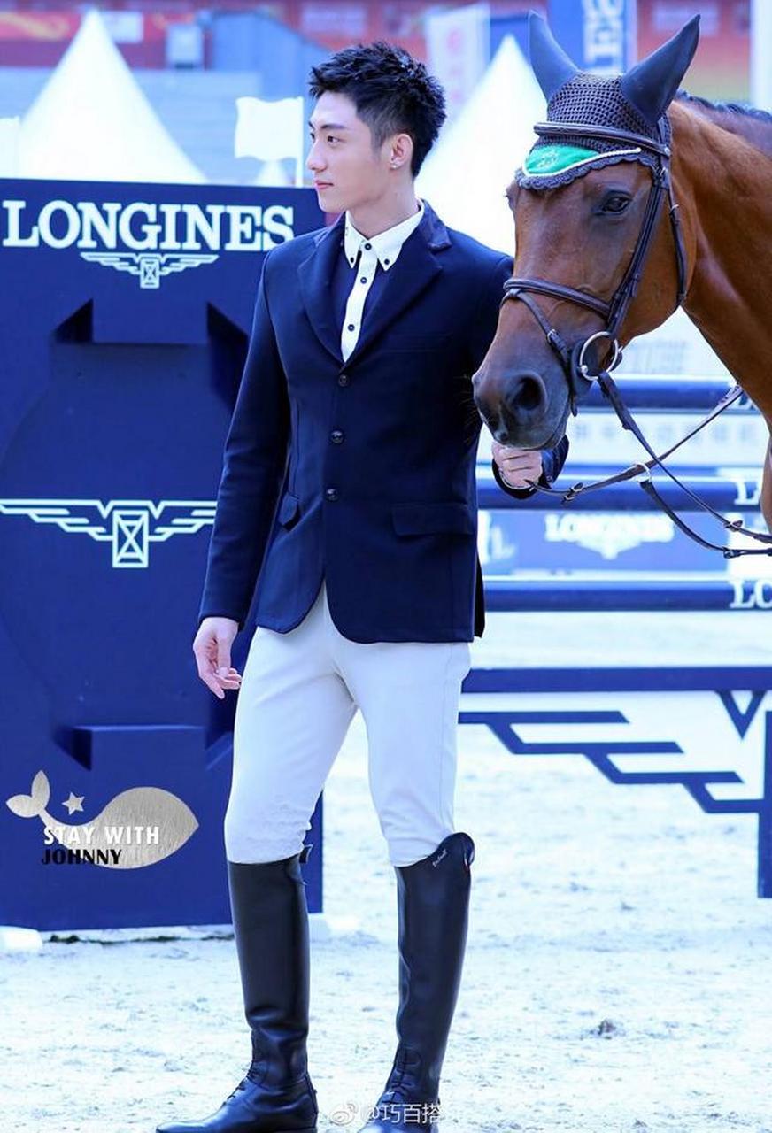 黄景瑜正装杀,满脸笑意的牵着马儿,举止投足散发迷人魅力,颜值经得住