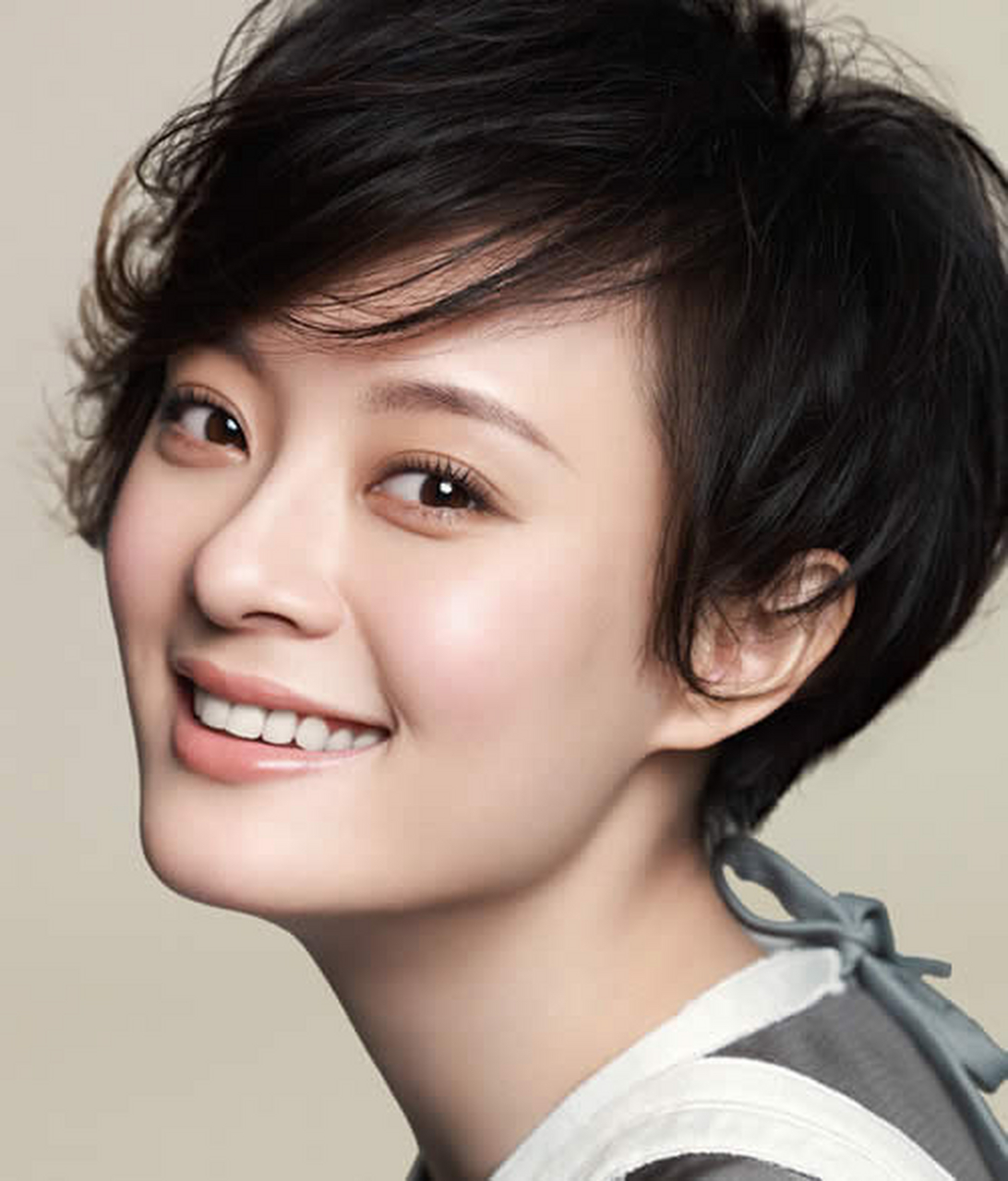 孙俪不属于娇弱的长相,眼神有力,脸型有棱有角,给人一种坚毅的