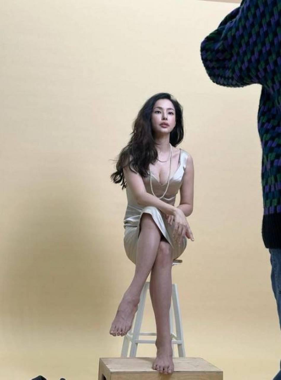 李哈妮晒内衣广告片场照 穿丝质睡衣尽显好身材  韩国女艺人李哈妮