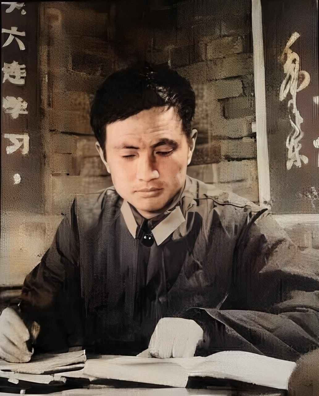 这是一张老绅士的照片,年轻时的任正非.