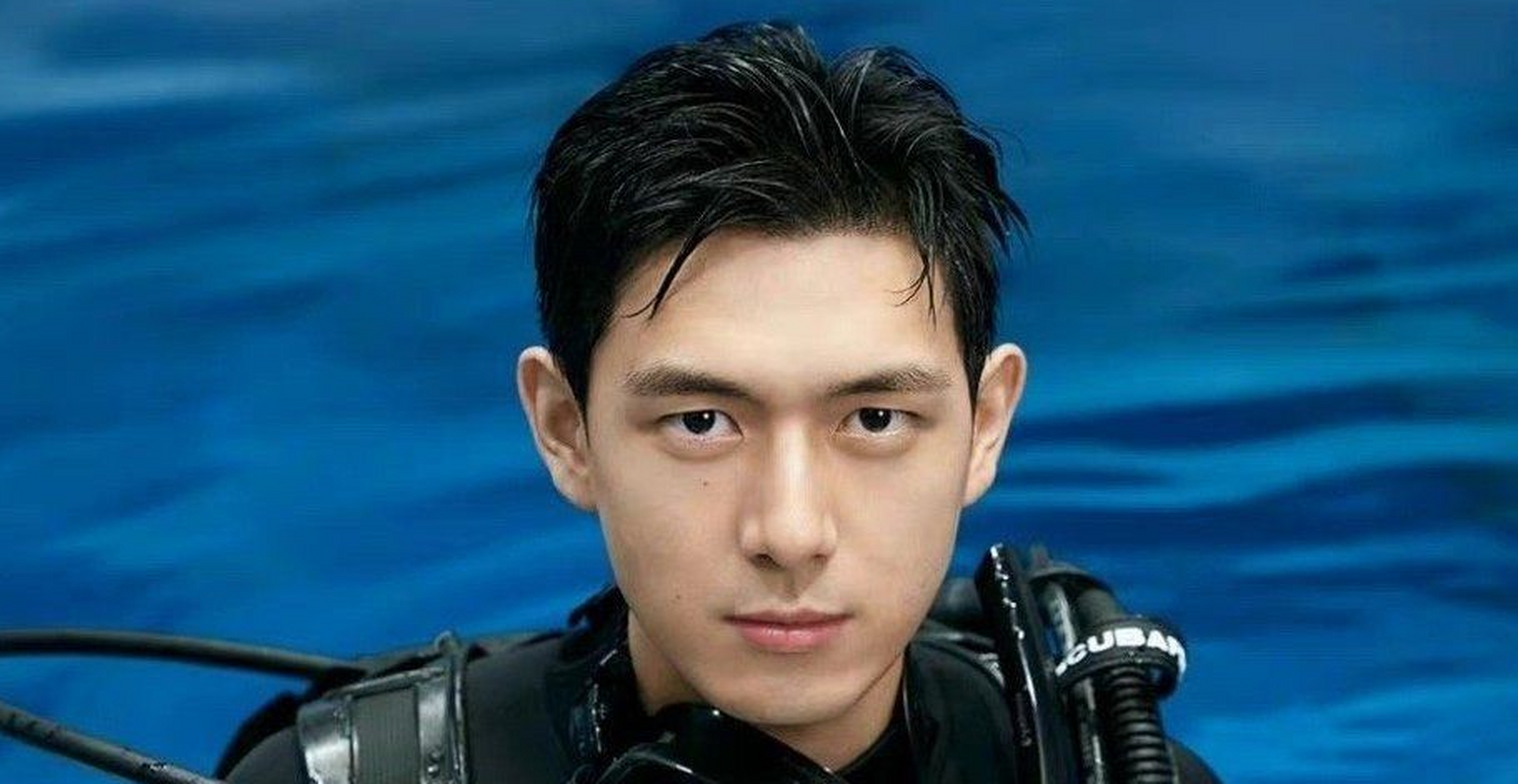 只见李现身穿白色t恤,留着清爽的短发,虽然没有化妆,又喜欢皱眉,却