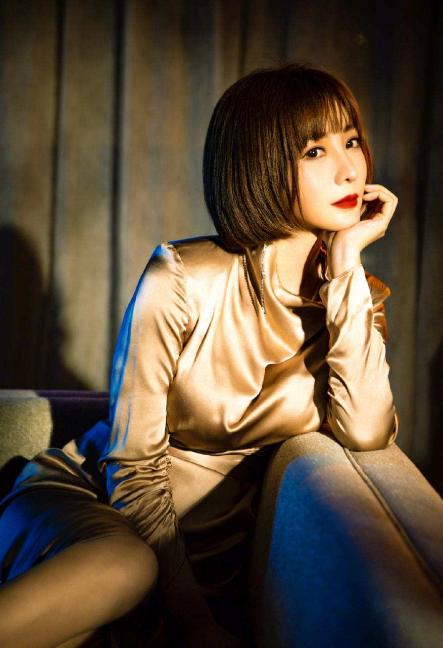 柳岩#晒短发波波头造型,金色丝裙 明艳妆容娇媚十足,但气质大变让人