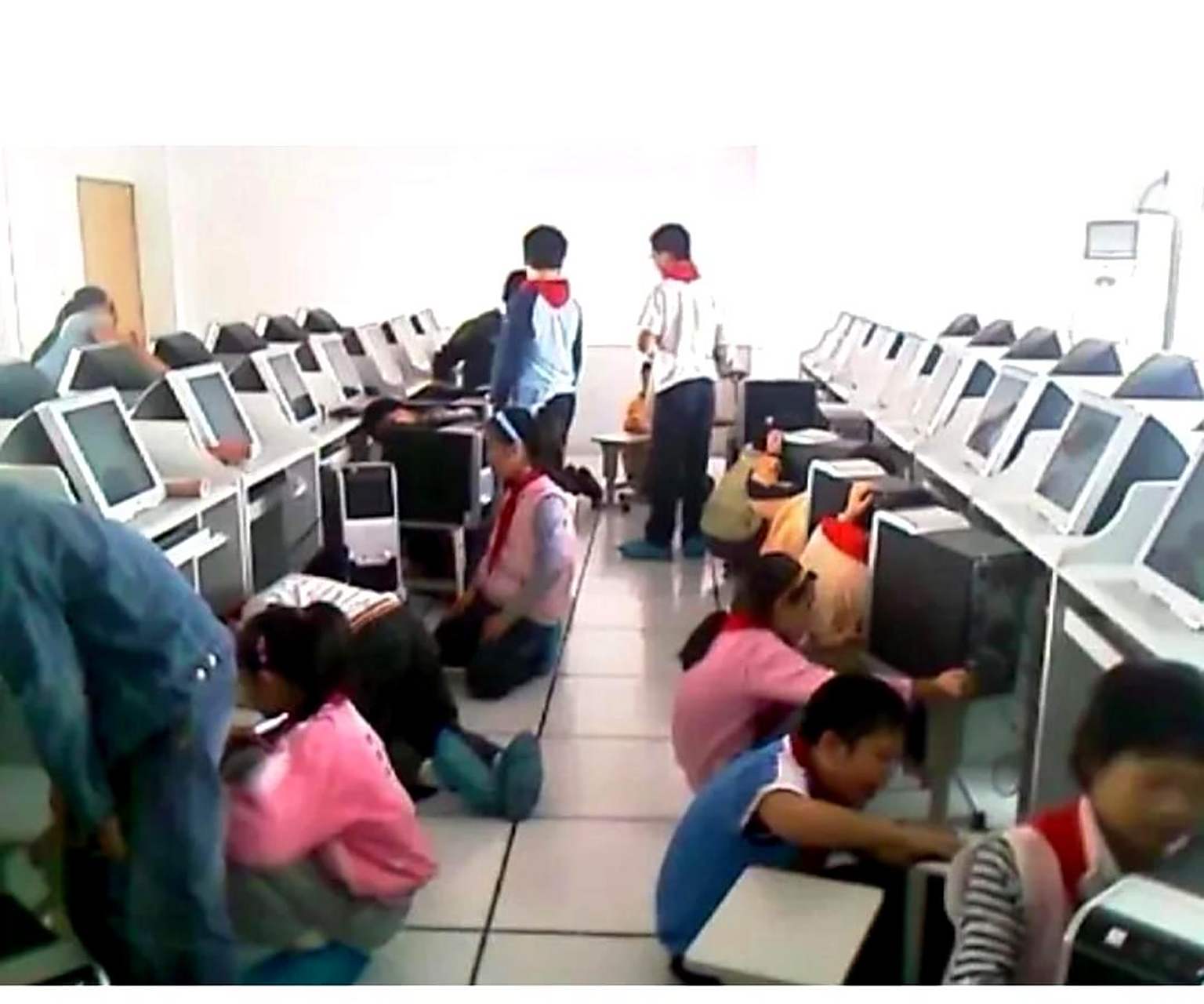 为什么上信息技术课要穿鞋套,是我童年的回忆.